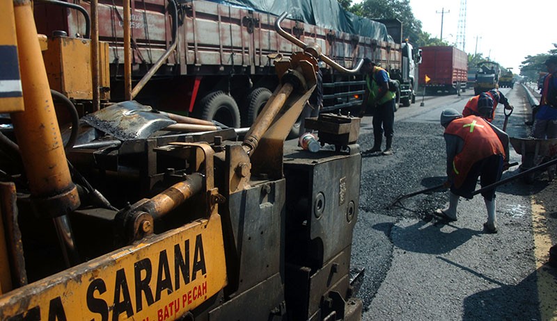 Persiapan Mudik, Lubang Jalan Jalur Pantura Ditambal - Bagian 2