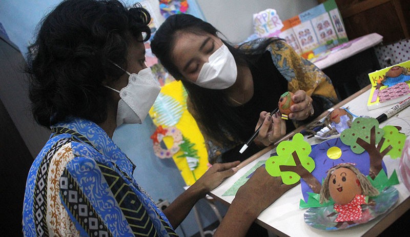 Potret Anak Berkebutuhan Khusus Menghias Telur Paskah - Bagian 2