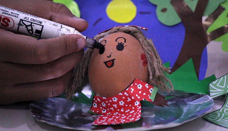 Potret Anak Berkebutuhan Khusus Menghias Telur Paskah - Bagian 1