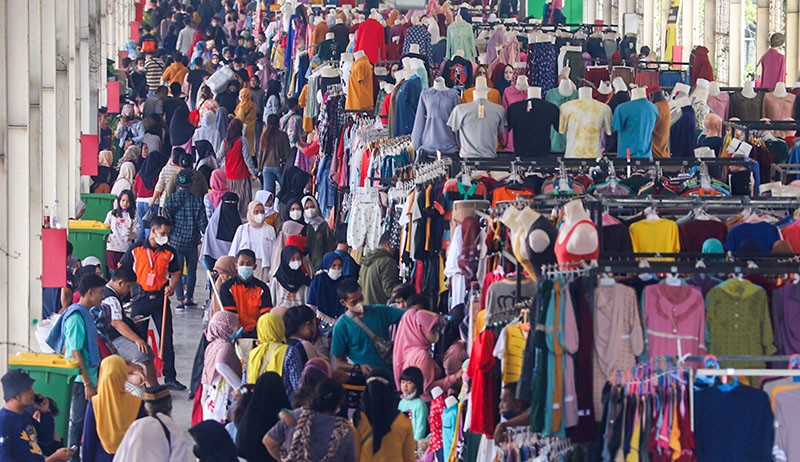 Omzet Pedagang Pasar Tanah Abang Melonjak Menjelang Idulfitri 1443 H - Bagian 1