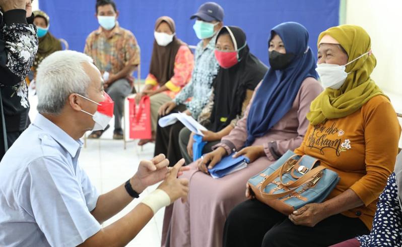 Cek BLT Minyak Goreng, Ganjar ke Warga: Ojo Nggo Tuku Rokok Bojone Yo Bu
