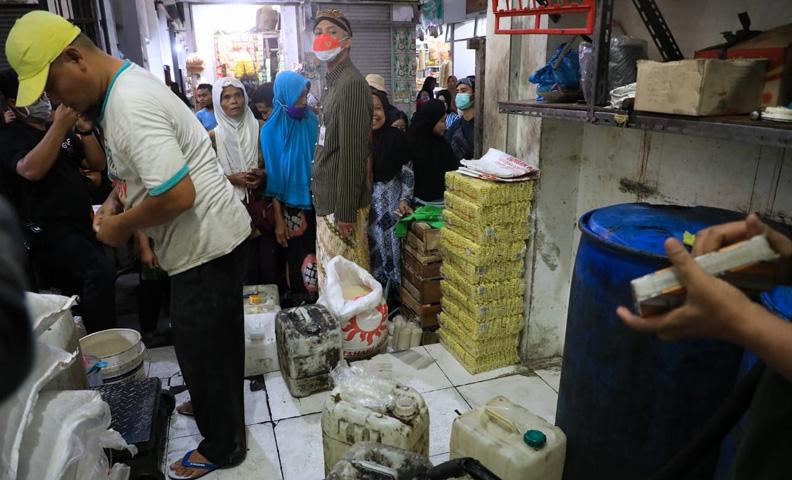 title Temukan Minyak Goreng Curah Dijual Rp20.000, Ganjar ke Pedagang: Sampeyan Jangan Begitu Temukan Minyak Goreng Curah Dijual Rp20.000, Ganjar ke Pedagang: Sampeyan Jangan Begitu