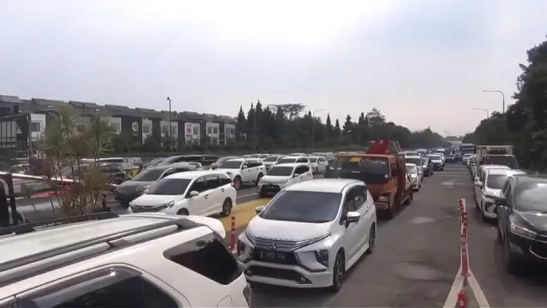 Puluhan Ribu Kendaraan Wisatawan Serbu Kota Bandung di Libur Paskah