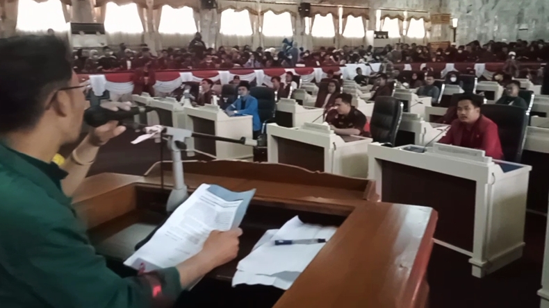 Ketika Ruang Sidang Paripurna DPRD Lampung Utara Diduduki Pengunjuk Rasa