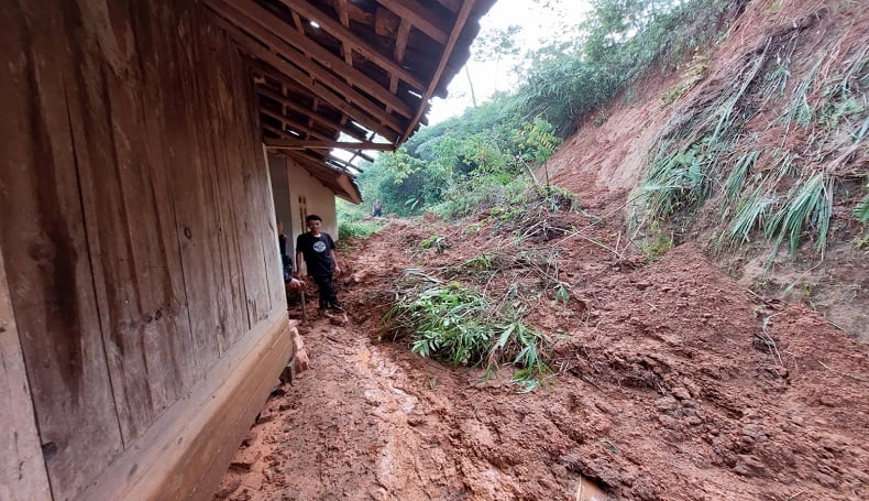 Tebing Setinggi 20 Meter Longsor, Rumah Warga Dan Akses Jalan Di KBB ...