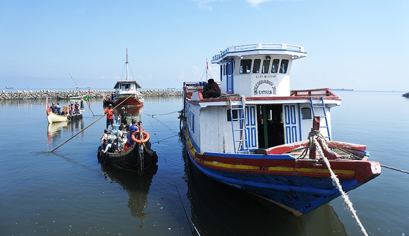 Warga Pulau Sapudi Sumenep Mudik Lebih Awal dengan Perahu - Bagian 3
