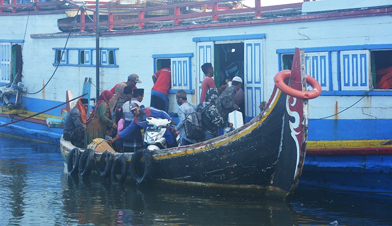 Warga Pulau Sapudi Sumenep Mudik Lebih Awal dengan Perahu - Bagian 2