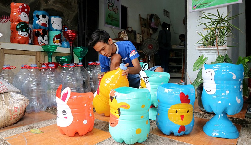 Kreatif! Warga Jombang Sulap Galon Air Mineral Menjadi Pot Bunga Cantik - Bagian 2