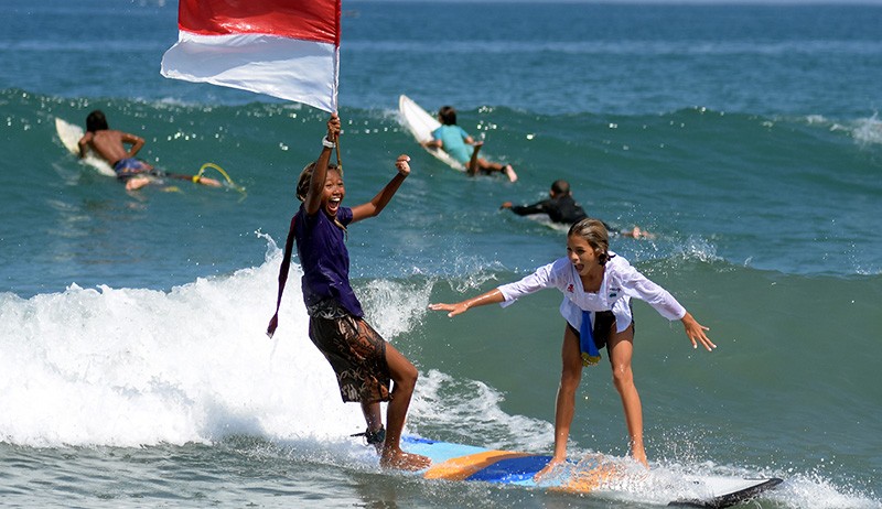 Aksi Bule Cantik Pakai Kebaya Sambil Berselancar di Pantai Kuta - Bagian 2