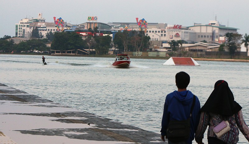 Suasana Ngabuburit Sambil Menonton Atraksi Ski Air di Danau Sunter - Bagian 2