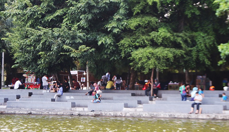 Suasana Ngabuburit Sambil Menonton Atraksi Ski Air di Danau Sunter - Bagian 3