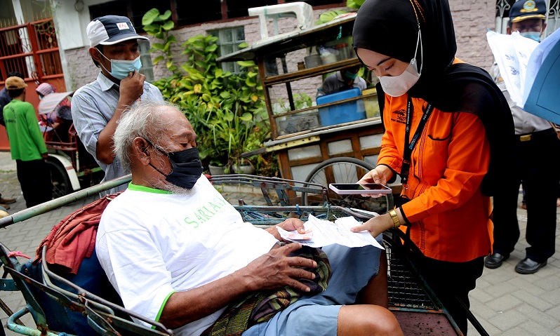 220 KPM di Kota Surabaya Terima BLT Minyak Goreng dan PKH dari Kemensos 