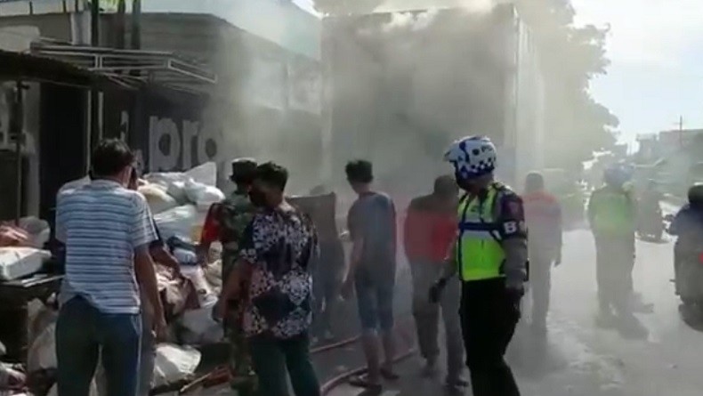 Kontainer Truk Ekspedisi Terbakar di Situbondo, Paket Berserakan di Jalan
