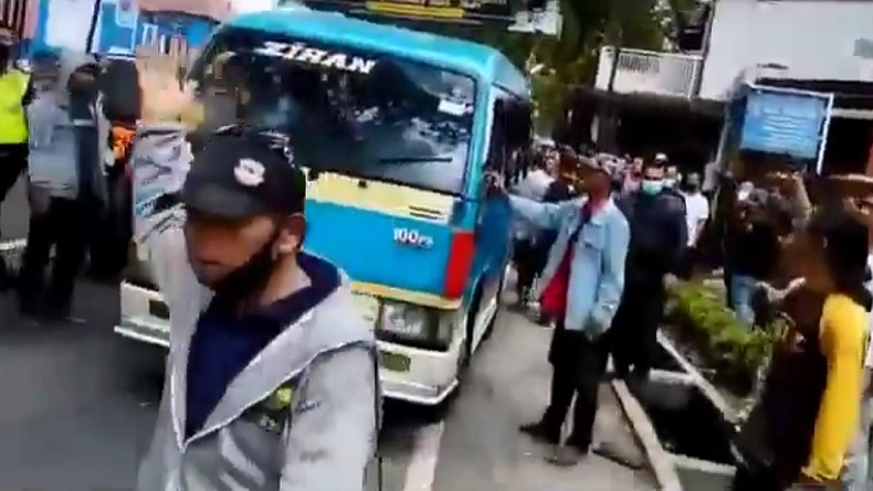 Tasikmalaya Memanas, Sopir Angkutan Umum Rusak Mobil Travel Gelap, 2 Kubu Saling Sweeping