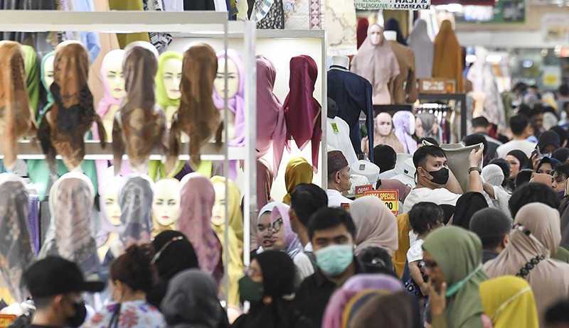 Suasana Pusat Perbelanjaan Dipadati Pengunjung Membeli Busana Muslim - Bagian 1