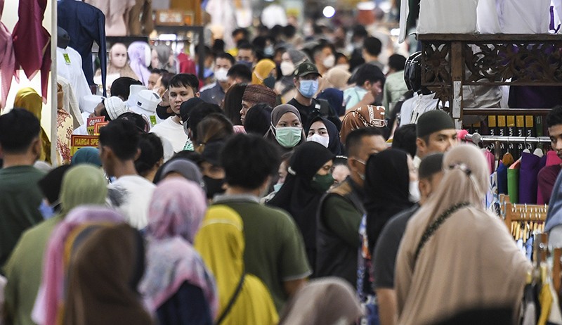 Suasana Pusat Perbelanjaan Dipadati Pengunjung Membeli Busana Muslim - Bagian 2