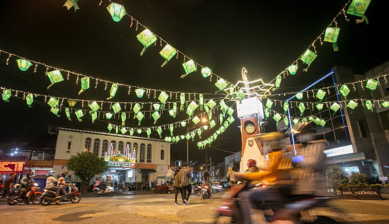 Lampion Ketupat Hiasi Pasar Gede Kota Solo - Bagian 1