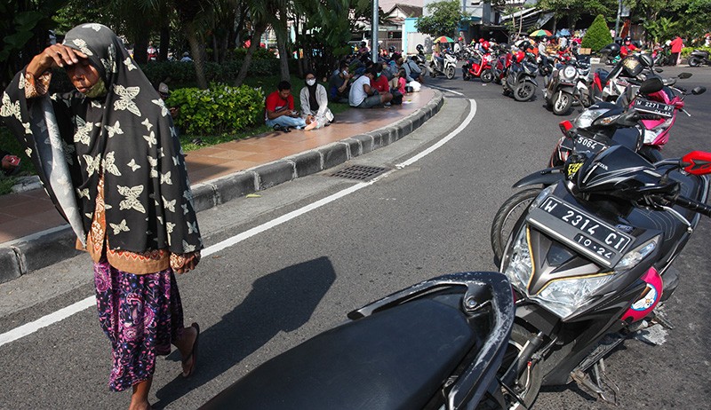 Antrean Panjang Penukaran Uang Baru di Surabaya - Bagian 2