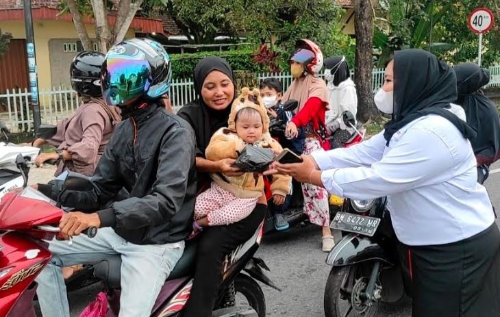 Berbagi Berkah Ramadhan, Kartini Perindo Bangka Barat Bagikan Ratusan Takjil ke Warga