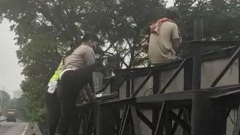 Aksi Heroik Polisi di Surabaya, Mengendap di Belakang untuk Gagalkan Pria Bunuh Diri 