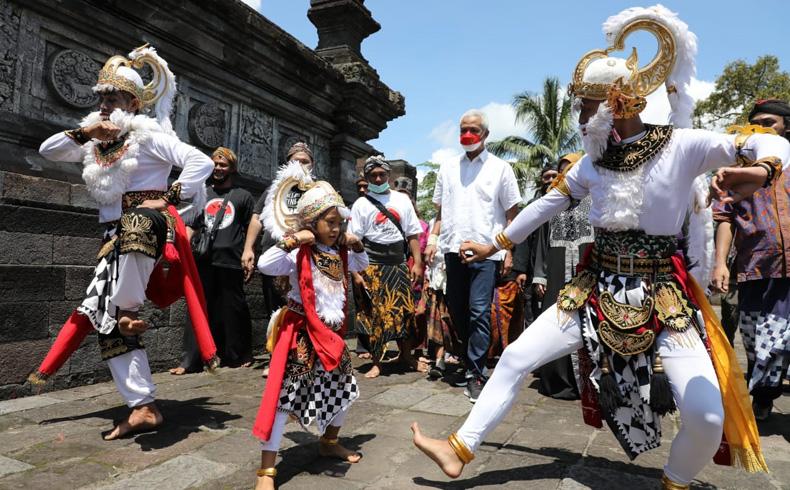 Kunjungi  Candi Penataran, Ganjar Tertawa Disambut Aksi Lucu Hanoman Cilik 
