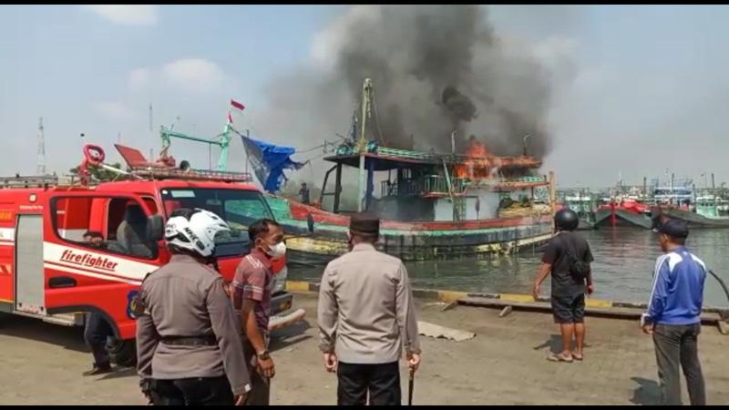 title Baru Bersandar di Pelabuhan Tegal, Kapal Jaring Ludes Terbakar Baru Bersandar di Pelabuhan Tegal, Kapal Jaring Ludes Terbakar