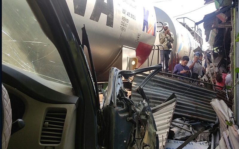 Kereta Api Angkut BBM Tabrak Minibus hingga Terseret 10 Meter, Pengemudi Selamat