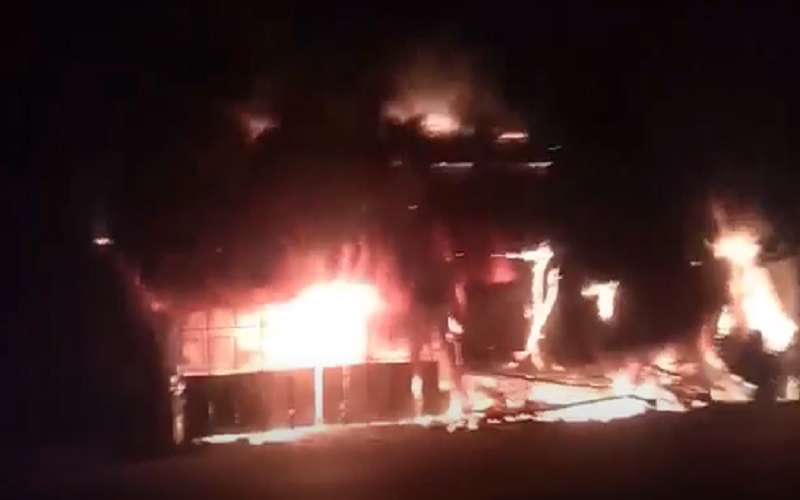 Ruko Pengecer Bensin Terbakar usai Ditabrak Mobil di Samarinda, 7 Orang Tewas
