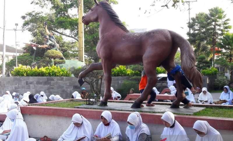 Sambut Nuzulul Quran, Ratusan Umat Islam Tadarus Alquran di Taman Pancasila