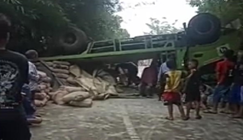 title Tak Kuat Menanjak, Truk Bermuatan Semen Terbalik di Warungkondang Cianjur Tak Kuat Menanjak, Truk Bermuatan Semen Terbalik di Warungkondang Cianjur