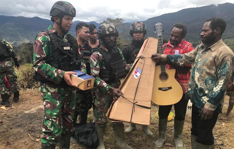 Rayakan Paskah, Satgas Yonif R 408/Suhbrastha Berbagi Kasih dengan Masyarakat Papua
