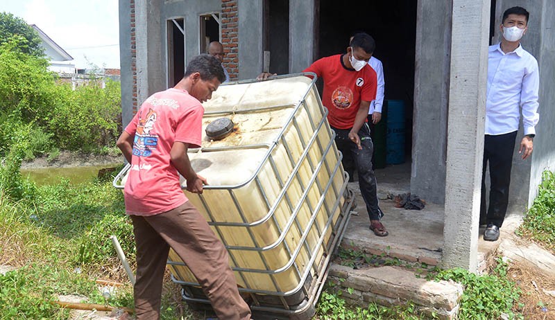 Gudang Penimbunan BBM Subsidi Digerebek Polisi - Bagian 2