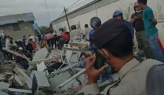 Minimarket di Gambut Kalsel Ambruk, Belasan Terjebak Reruntuhan