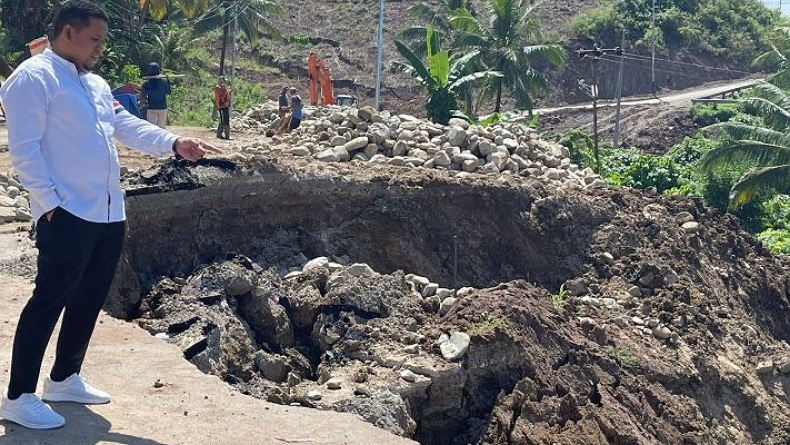 Berbahaya bagi Pelintas, Jalan Amblas di Lintas Sulawesi Mendesak Diperbaiki