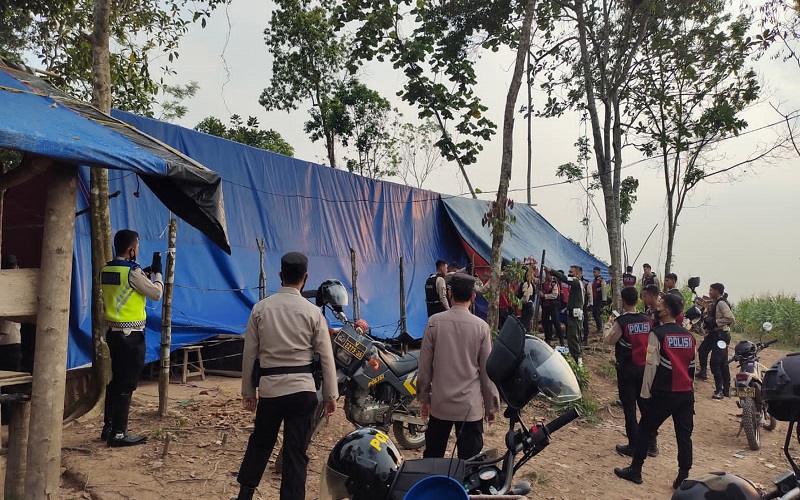 title Gerebek Arena Judi Besar di Atas Bukit, Polisi Tidak Tangkap Satupun Tersangka, Kok Bisa? Gerebek Arena Judi Besar di Atas Bukit, Polisi Tidak Tangkap Satupun Tersangka, Kok Bisa?