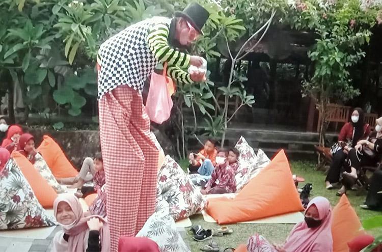 Omzet Penjualan selama Ramadan Meningkat, Pengusaha Dawet Bagikan Santunan ke Anak Yatim