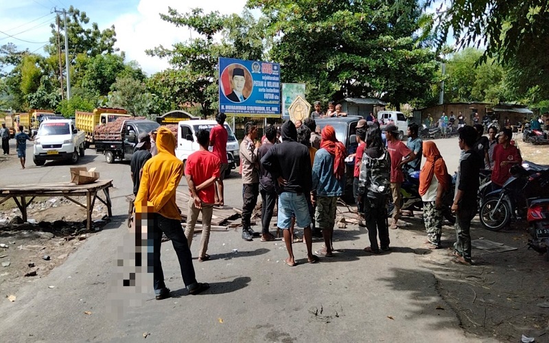 Buntut Aksi Pembacokan, Warga Blokade Jalan Minta Polisi Tangkap Pelaku