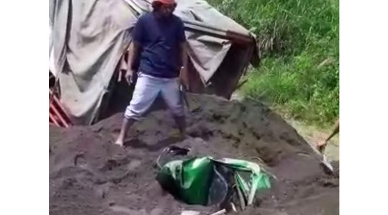 Mesin Mendadak Mati, Truk Terjun ke Parit hingga Tertutup Pasir, Sopir Tewas 