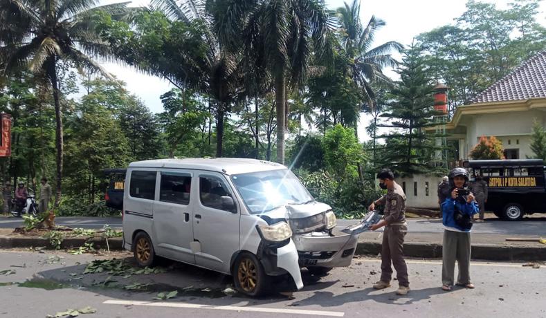 Sopir Ngantuk, Mobil Pemudik Hantam Pohon di Jalan Lingkar Selatan Salatiga