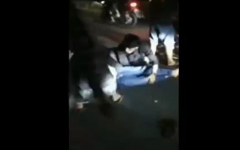 Pembalap Liar Tabrak Penonton, Korban Terkapar di Jalanan
