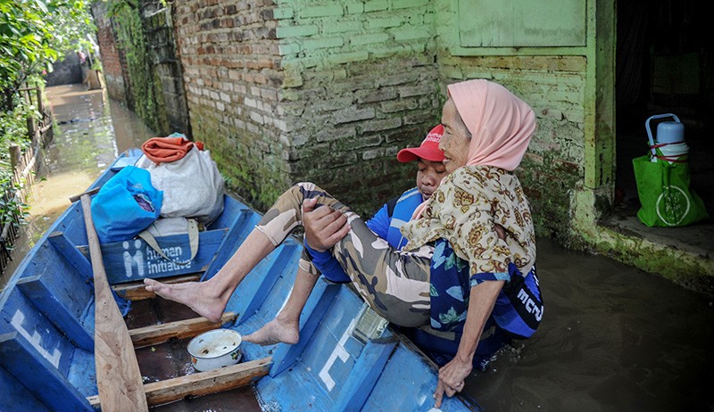 Banjir Masih Rendam Dayeuhkolot dan Baleendah Bandung, Warga Bertahan di Lantai 2