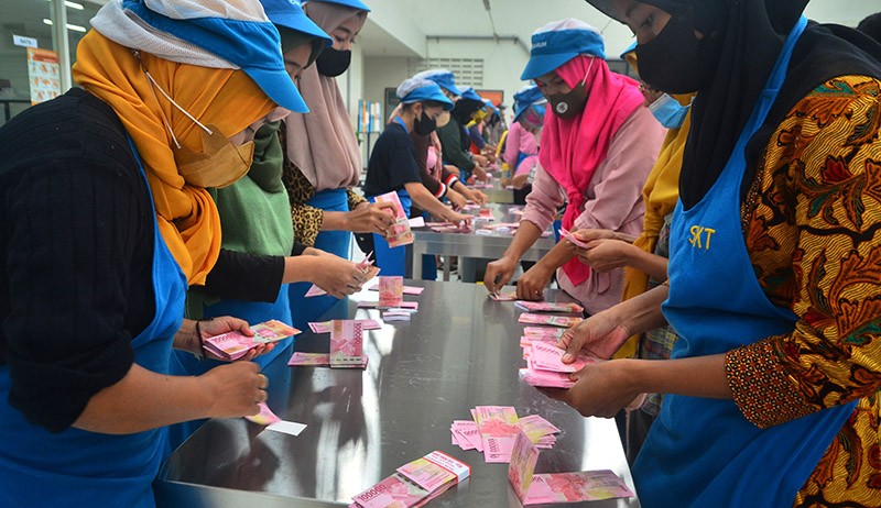 Senyum Buruh Harian Pabrik Rokok Dapat Uang THR - Bagian 3