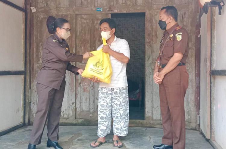 Kejati DIY-Kejari Kulonprogo Bagikan Paket Sembako bagi Warga Kurang Mampu