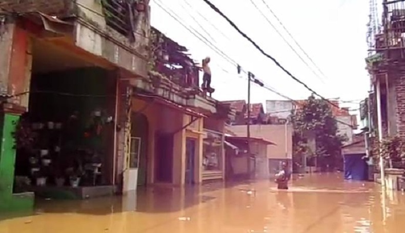 Hujan Deras Picu Sungai Citarum Meluap, Banjir 2 Meter Rendam Balendah dan Dayeuhkolot Bandung