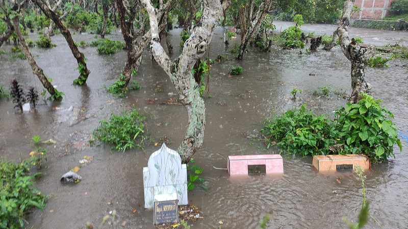 Jalan Protokol di Kota Malang Terendam Banjir, Kompleks Makam Tenggelam