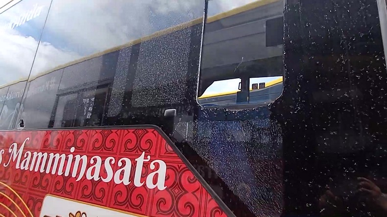 Kaca Bus Trans Mamminasata Dilempari Batu hingga Berlubang, Penumpang Teriak Ketakutan