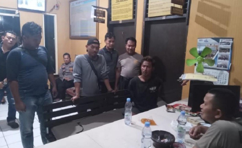 title Polisi Tangkap DPO Kasus Pembunuhan IRT dan Penganiayaan Gadis di Kendal Polisi Tangkap DPO Kasus Pembunuhan IRT dan Penganiayaan Gadis di Kendal