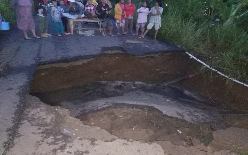 Bahaya bagi Pemudik, Jalan Ambles di Jalur Sumsel - Bengkulu