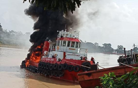 Kapal Tugboat Terbakar saat Isi BBM di Sungai Batanghari Jambi, 1 Tewas