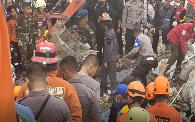 5 Orang Tewas Tertimbun Reruntuhan Minimarket Ambruk, Ini Nama Korban Terakhir